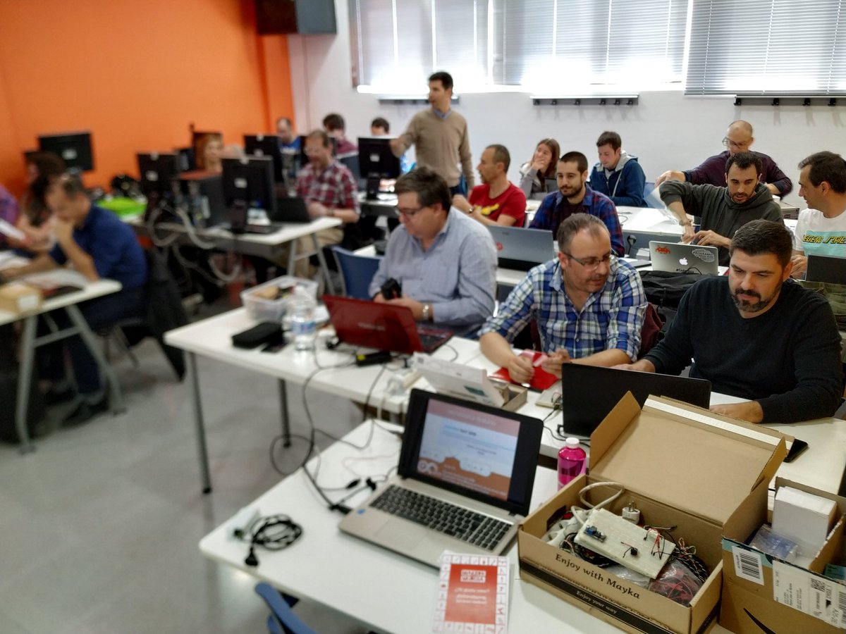 makersofmurcia's tweet image. #ArduinoDay2019 en la sala de formación de @CeeiMurcia: exitazo!