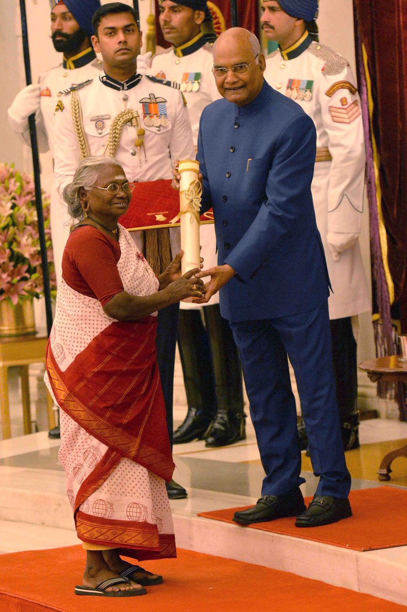 rashtrapatibhvn's tweet photo. President Kovind presents Padma Shri to Smt Chinapillai for Social Work. She is a social worker from Tamil Nadu and is associated with “Kalanjiam Mutual Movement”. She is working for women empowerment and socio-economic transformation of underprivileged people https://t.co/2xWilhhj92