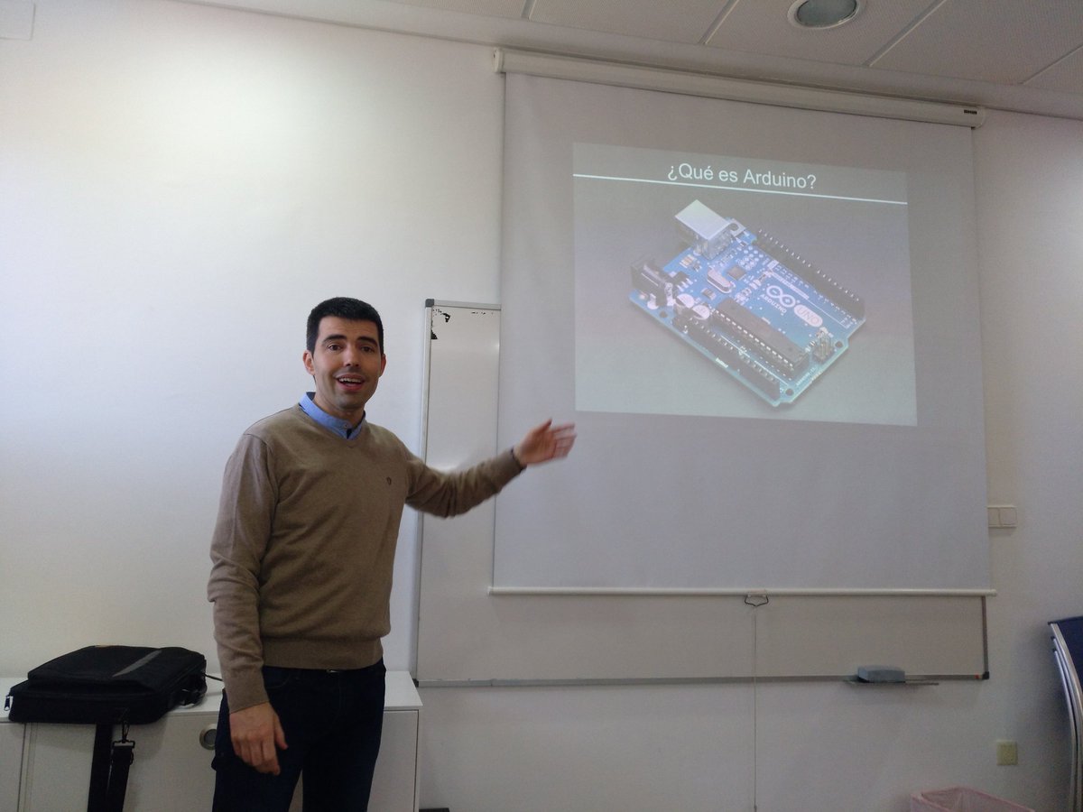 ma_fornet's tweet image. Comenzando el #ArduinoD19 con una jornada de @makersofmurcia y Javier Gil como ponente. Un montón de gente inquieta por hacer cosas diversas unidos por las ganas de aprender