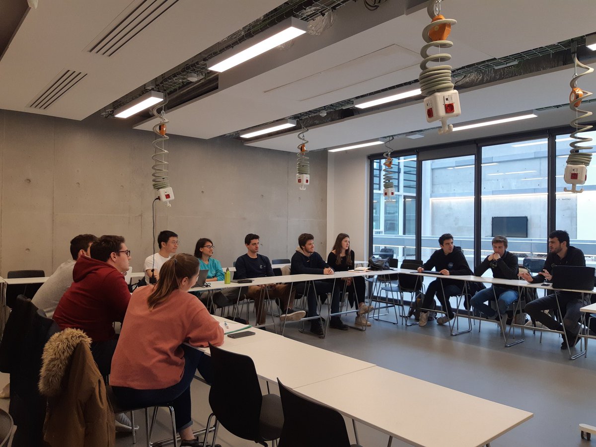 Les tables rondes ont débuté, de la "responsabilité associative" à la "gestion des conflits", en passant par la "stratégie de communication", de multiples thématiques fondamentales pour le métier d'ingénieur et le monde associatif sont abordées ce matin.