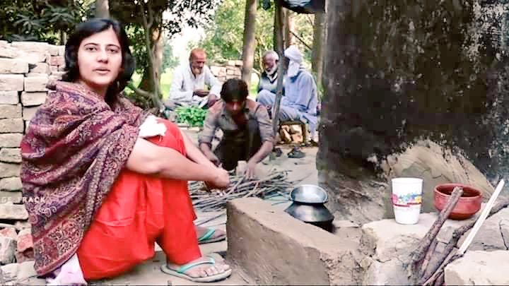sheebanaazreal's tweet photo. "लड़की है ज़्यादा पढ़के क्या करेगी"
जैसे ताने सुनने के बावजूद मुरादाबाद के एक गरीब परिवार से ताल्लुक रखने वाली यतीम बेटी इल्मा अफरोज़ ने UPSC परीक्षा ऑल इंडिया मे 217वीं रैंक के साथ पास की है और अब आईपीएस ऑफिसर है ~

दो निवाले भले कम ही खाया करो,
अपने बच्चों को लेकिन पढ़ाया करो.. https://t.co/g0arEAuQ2v