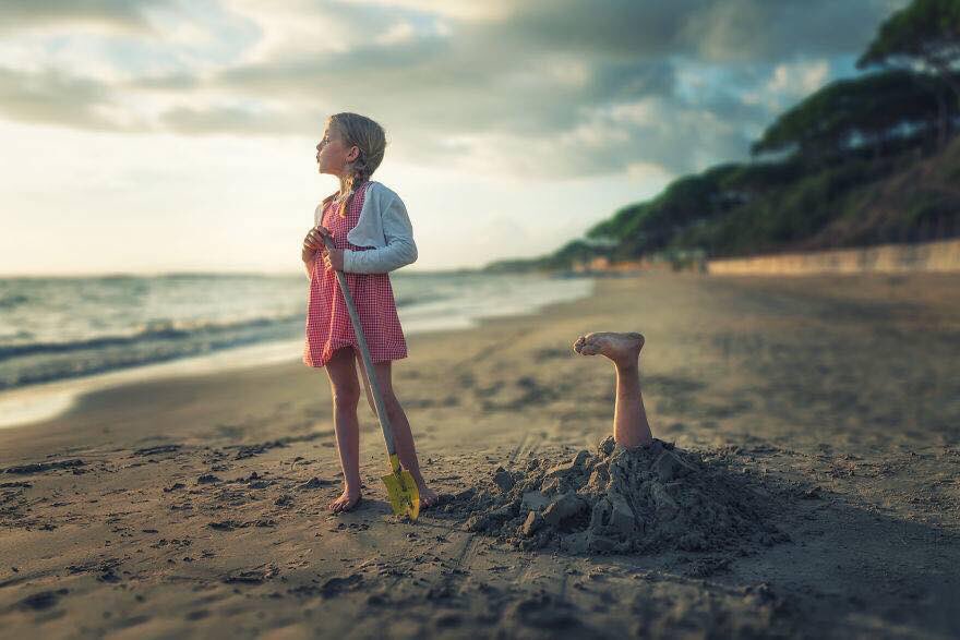 foro_design_jr's tweet photo. Le photographe suisse John Wilhelm surprend internet avec ses montages extraordinaires dans lesquels il met en scène sa petite famille. 😃 

#mastermpd #forodesignjr #designforkids #kids #photography #photographyofchild #child #creatividad #creativity https://t.co/AqISj5sLPq
