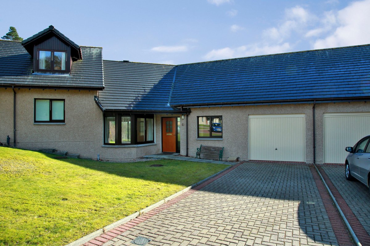 AC_Banchory's tweet photo. Another cracking house for sale in the beautiful Inchmarlo estate - ideal for those downsizing and looking for relaxed, peaceful living.  Offers Over £249,000 and ready to move in straight away! 

https://t.co/Qcz9991fe0 https://t.co/us5gGpoNFX