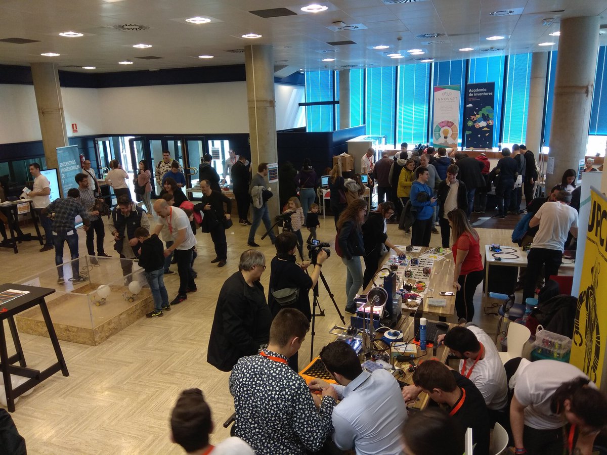 Hiberus's tweet photo. ¡Combate de robots con @Innovart_cc! ¿Quién ganará?
@aragontv ha estado grabando los resultados. 🤖🤖🤖 #ArduinoDayZgz #ArduinoDay2019 https://t.co/vTcuxcUqwH