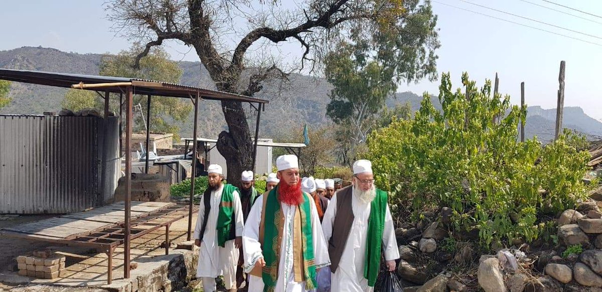 NaqshbandiSufii's tweet photo. Shaykh Sufi Arshad Mahmood visiting the resting place of Sayyid Daud Shah Haqqani, Qalandar Shah (Alayhi Rahma), Dodkhani, Pothwar
12.03.2019
#PakistanTour2019 #Pothwar https://t.co/qidkH5jZuU