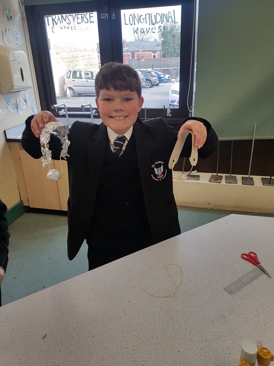 UHHSScience's tweet photo. Y7.3B have had a great time making parachutes during yesterday's lesson. Amazing work guys 👏 #scienceweek https://t.co/YFfBmJYyP9