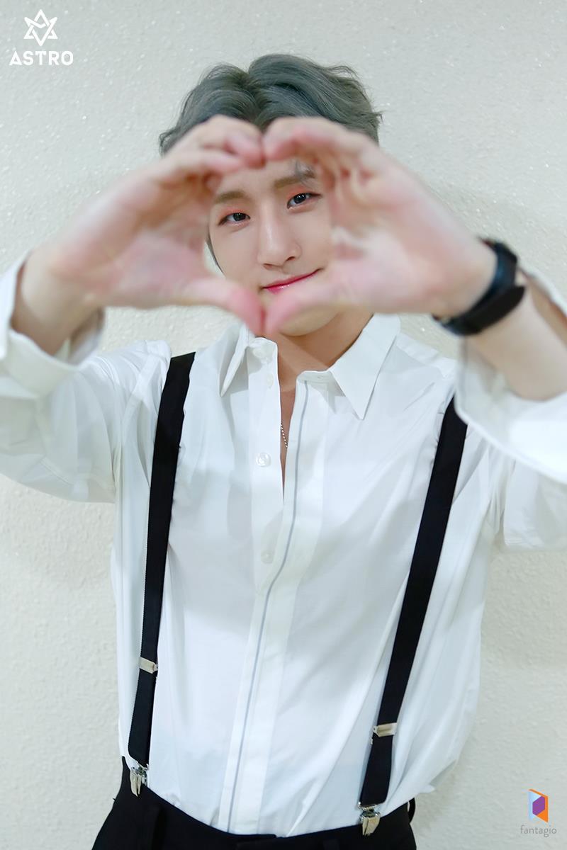 Bii_MyStar's tweet photo. 소중한 추억을 함께 해서 너무 행복했어 앞으로도 더더더 많이 함께 해!!!!♥️🐶
#ASTRO #AROHA #3RDAAF #AAF #JINJIN #박진우 #진진 #늘고맙구 #사랑해 @offclASTRO https://t.co/iaRvDA07oH