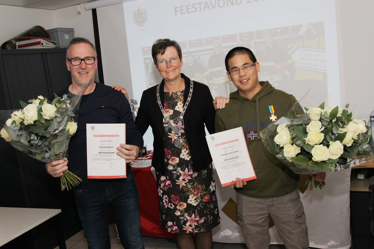 jbwpll's tweet photo. Tijdens onze jaarlijkse feestavond hebben we gisteren afscheid genomen van Benjamin van Duuren die na ruim vijf jaar de jeugdbrandweer verlaat. Ook zwaaide @ErikvanDuuren af die na twintig jaar stopt als jeugdleider. https://t.co/kkGJwr5FmS