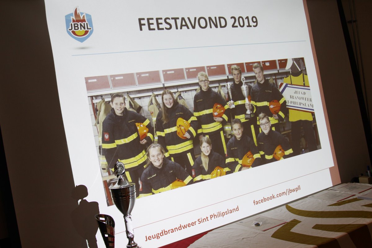 jbwpll's tweet photo. Tijdens onze jaarlijkse feestavond hebben we gisteren afscheid genomen van Benjamin van Duuren die na ruim vijf jaar de jeugdbrandweer verlaat. Ook zwaaide @ErikvanDuuren af die na twintig jaar stopt als jeugdleider. https://t.co/kkGJwr5FmS