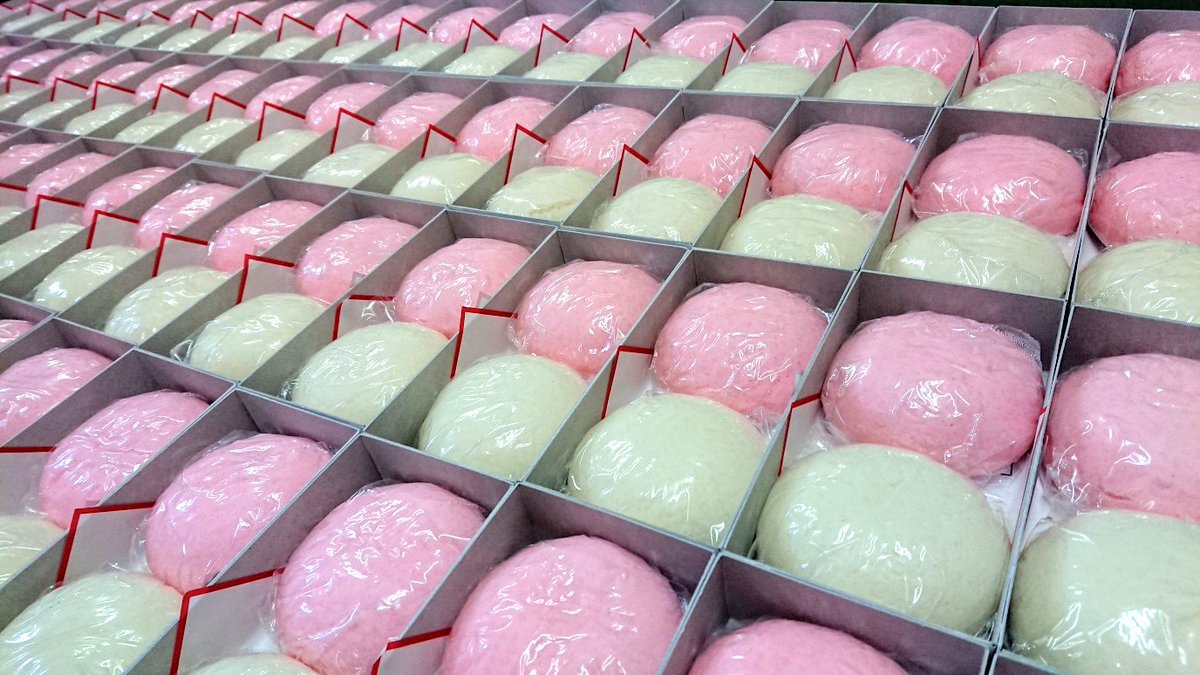 ハッピーマイスター クリスティーン デリコ Auf Twitter 今年も 実家のお菓子屋では 地元の中学校の卒業式用の紅白まんじゅうを作らせていただきました 紅白まんじゅうあんこは 紅はこしあん 白はしろあんです みなさま ご卒業おめでとうございます 都
