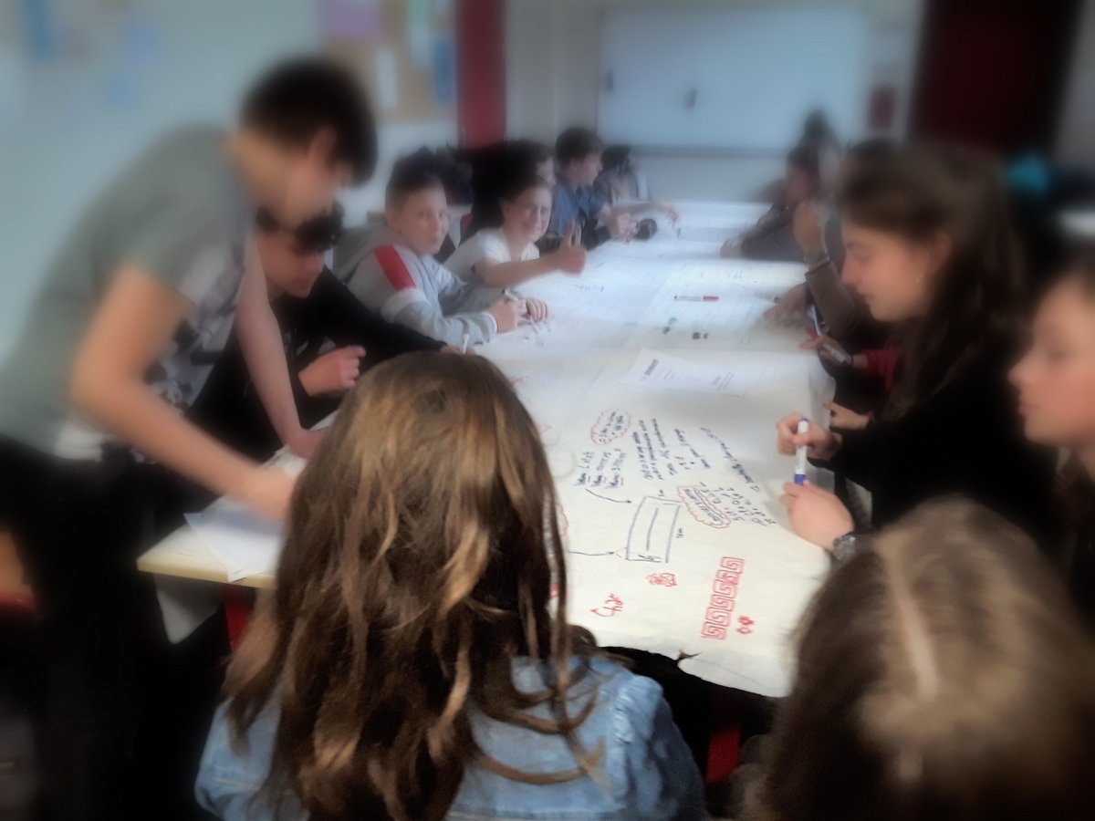 Benoitpatey's tweet photo. Assoiffés de mathématiques, ils ont contracté la folie des grandeurs au cours de la #semainedesmathslille. A Arras, Watten, Guînes, Calais, Lambersart... ils ont pressé les citrons ! Une résolution de problème tout en créativité et travail collaboratif.
Bien joué ! 🍹 https://t.co/nAa7CUny57