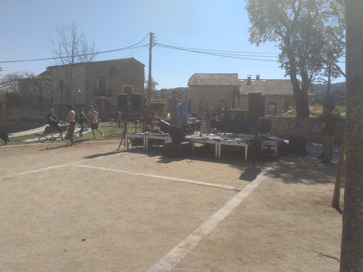 Tot a punt! A les 12 comencen els concerts amb El Cigarrito de después i <a href="/GermaNegre/">Germà Negre</a>! Havent dinat, <a href="/morgatmorgat/">Morgat Morgat</a> i PD's! Us hi esperem