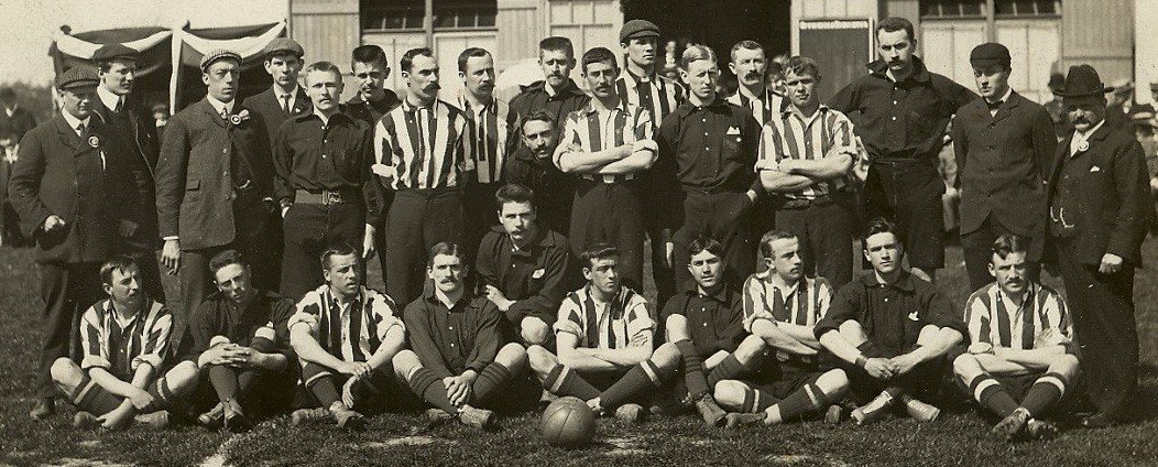 JoopOdenthal's tweet photo. #HfcHaarlem en @SouthamptonFC in 1904. Bij de Roodbroeken spelen vlnr Piet Stol, Berend Gorter, gebukt John Sol , Harm Snellen, Jhr Floor van Styrum en L. van Breemen. Onder: Martien "Tien" Bos, Jan van den Berg, Maurits "Maus" de Kock, M van Leuven en Luuk Noorman van der Dussen https://t.co/20IQwJHiSC