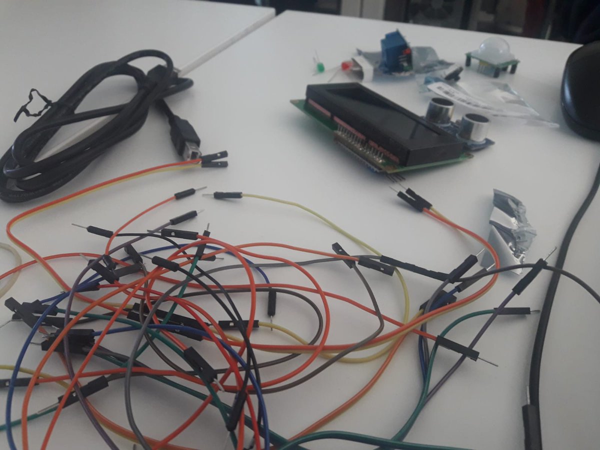 TechRioja's tweet image. #aprendiendoarduino #ArduinoD19 desde cero. Disfrutando cómo niños!