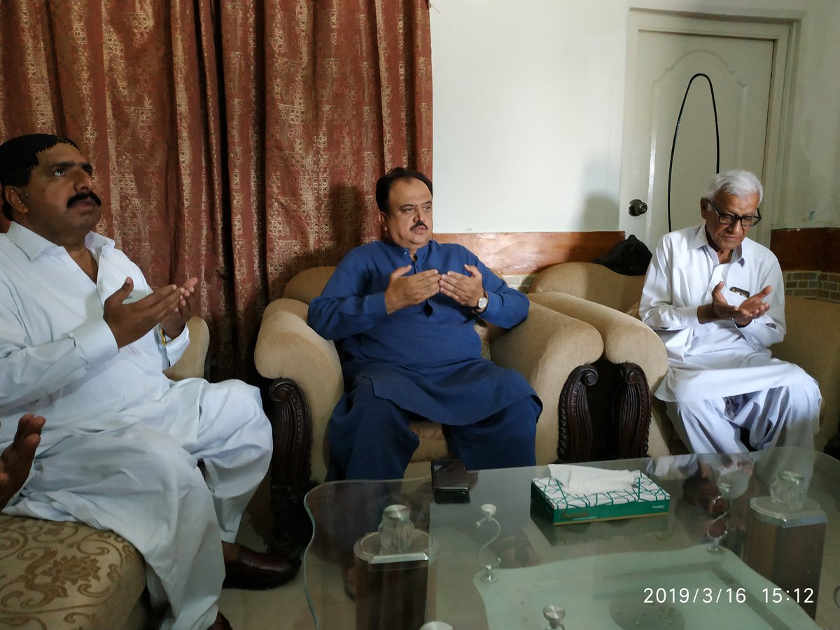 MNARafiqJamali's tweet photo. رئیس سرفراز احمد اور سینئر وائس پریذیڈنٹ ضلع دادو غلام شبر ابڑو ، رحمت اللہ لنڈ اور محمد پریل برمانی سے تعزیت کرتے ہوئے۔ https://t.co/Jw2XrrnHOc