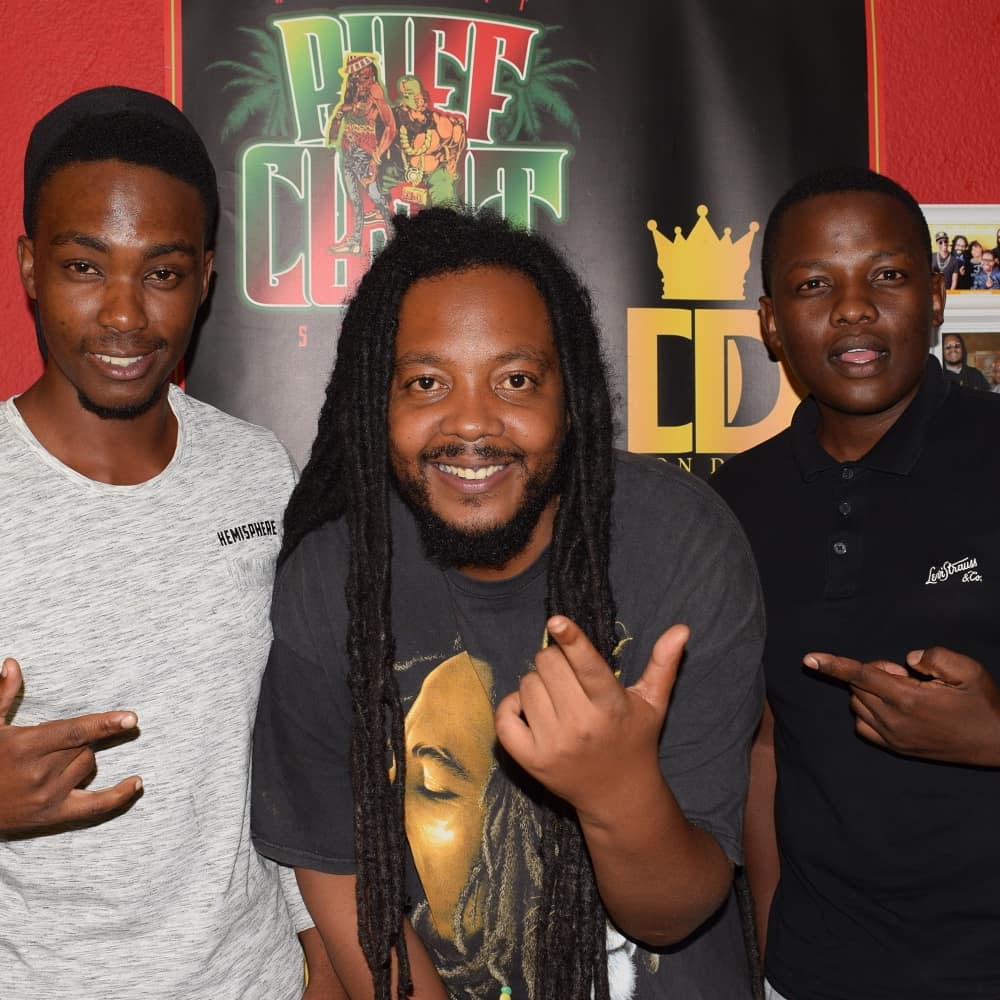 dondadamusic's tweet photo. Brilliant 

#Hiphop4Life #DADAFriday  on @1912onlineradio

M A S S I VE BIGup to 
@buffalosouljah1 for sharing pearls of wisdom 

@addicted2afrika

@nkunzi101za

Host: @dondadamusic 
Co Host and
On Camera : @seed_under #JAHisGOOD #24hours https://t.co/6JdIxkTiQE