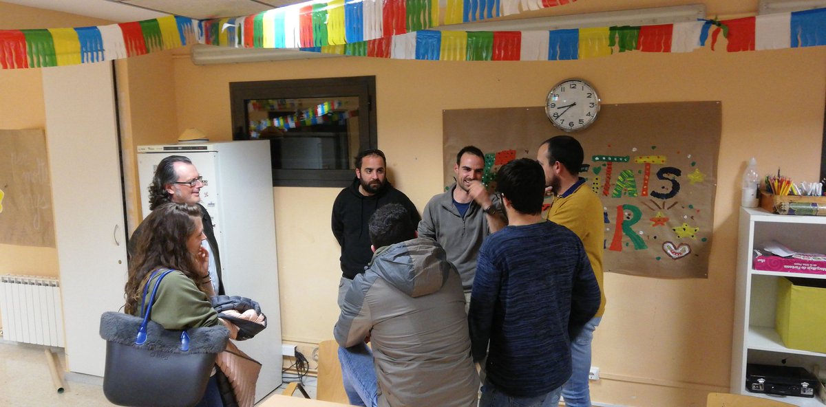 Aquest divendres hem presentat les maletes pedagògiques als fallaires del Pallars Sobirà i del Pallars Jussà👇🏽Bon ambient, bones idees i gran col·laboració! 💪🏽🔥 Moltes gràcies #fallaires ! 😊