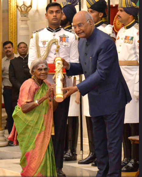 NewsroomPostCom's tweet photo. President Kovind presents Padma Shri to Smt Saalumarada Thimmakka for Social Work. Aged 107, Smt Thimmakka is an environmentalist from Karnataka and is known for planting banyan trees along a 4 km stretch of highway from her village Hulikal to Kudur https://t.co/K0WLLJj6W7