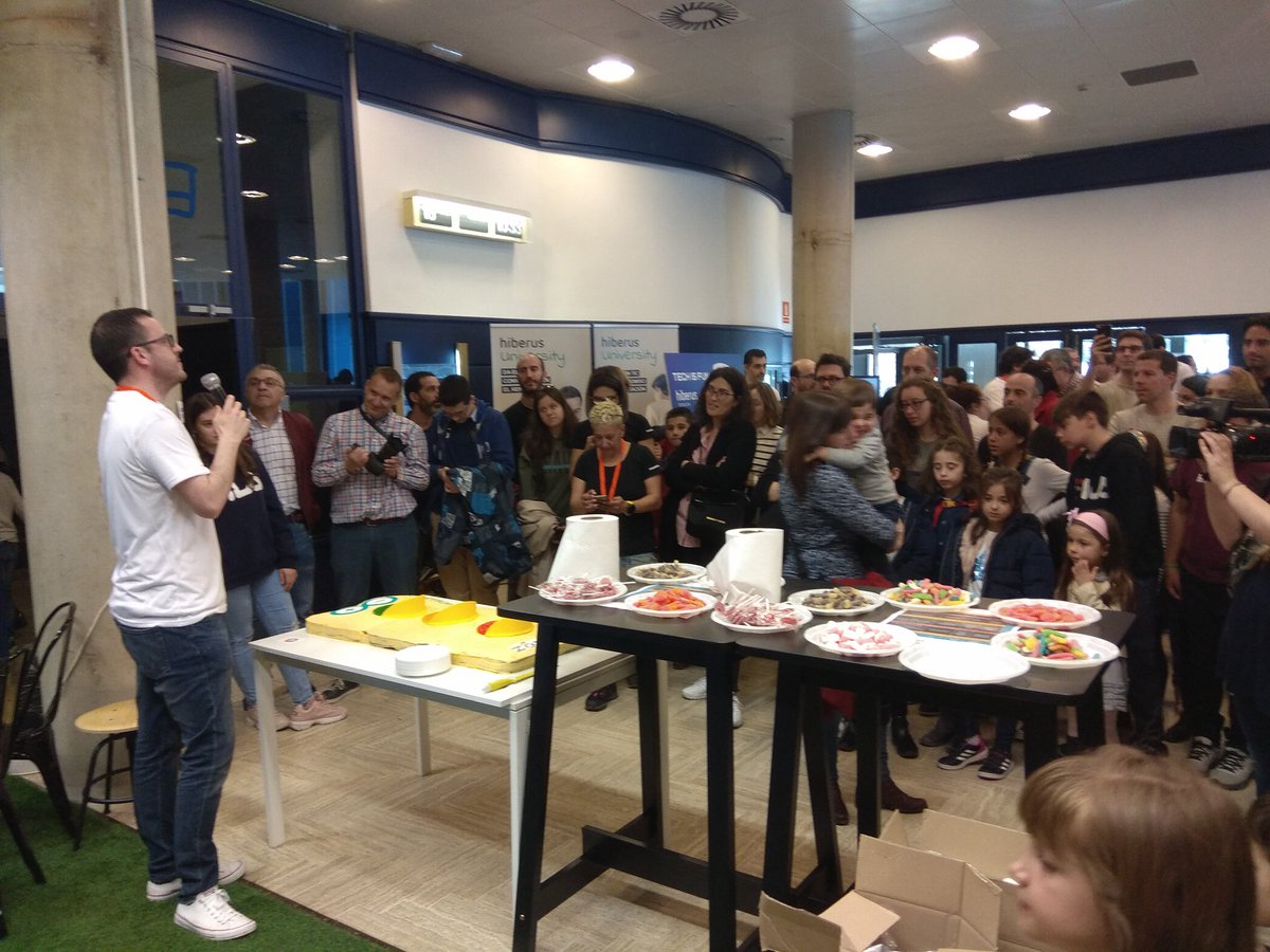 Hiberus's tweet image. ¡Llega el momento de la celebración en #ArduinoDayZgz! Video de David Cuartielles y tarta por el quinto aniversario.
#ArduinoDay2019
