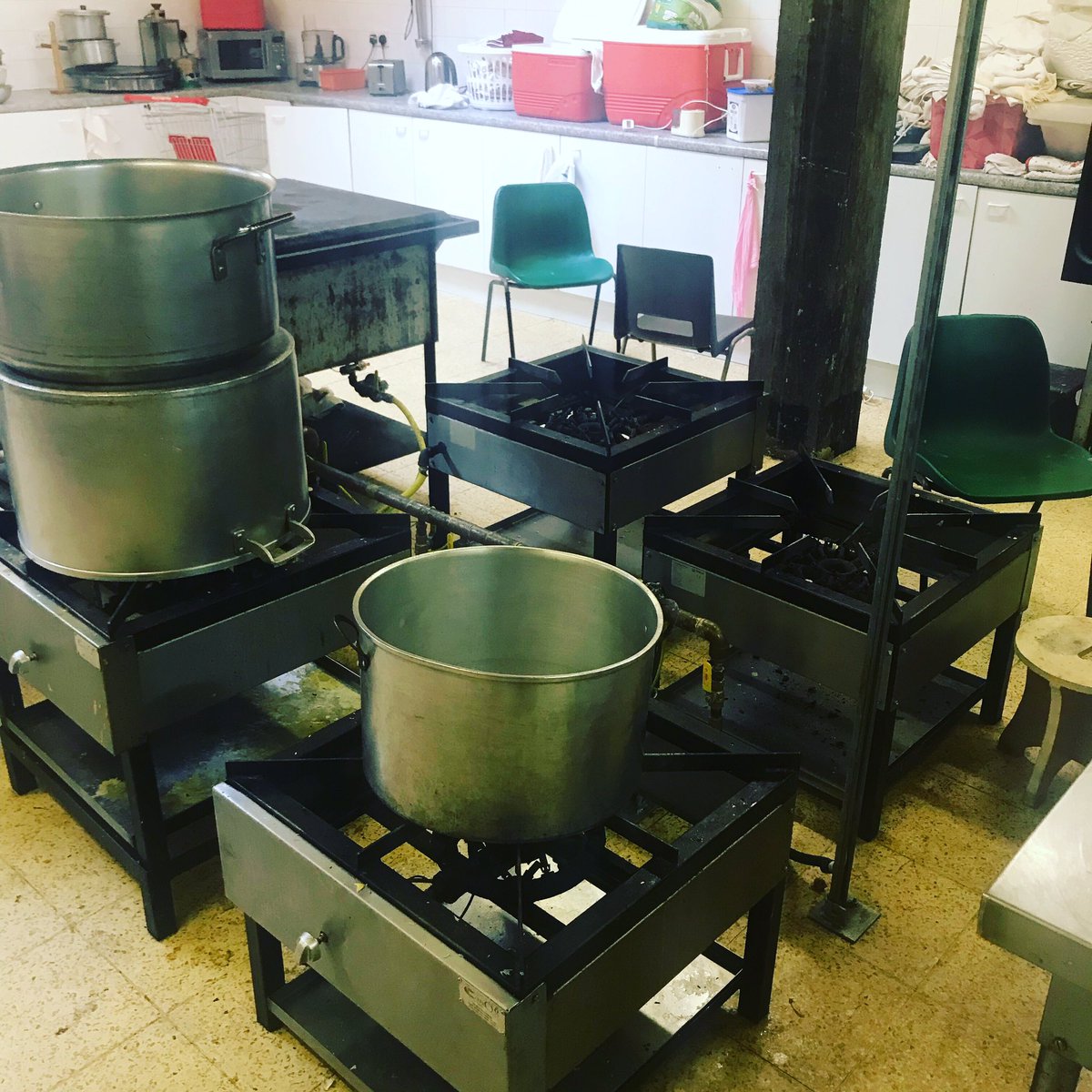 food4all_uk's tweet photo. ***Go Weekend***
About to begin the first soup kitchen of this weekend in collaboration with #projectgiving.
We will be in Lincoln Inn Fields around 5:30, distributing hot meals, snacks, drinks, sandwiches and clothes to rough sleepers in London.
Dhan Satguru Uday Singh Ji https://t.co/cOa0HuUTrs
