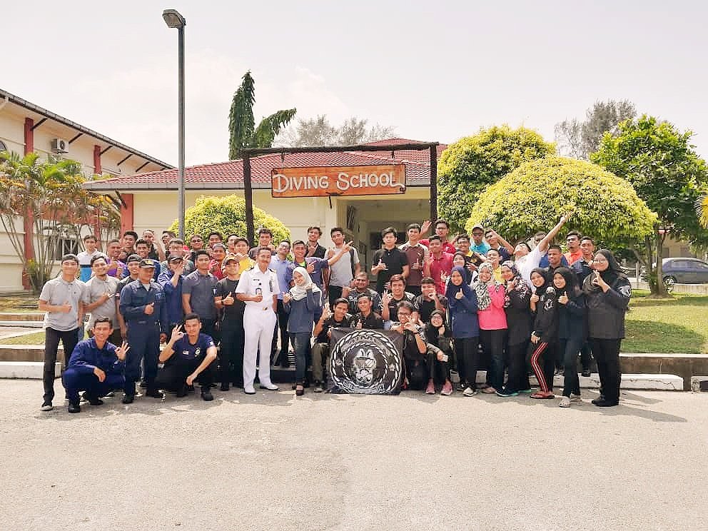 Penyelam TLDM menjadi pilihan MIMET SUBSEA CLUB UniKL untuk mendapatkan ilmu serta pengetahuan asas selaman dalam Program Latihan Selaman Discovery Scuba Diving (DSD). Terima kasih UniKL kerana memilih TLDM. @tldm_rasmi @MPA_Barat