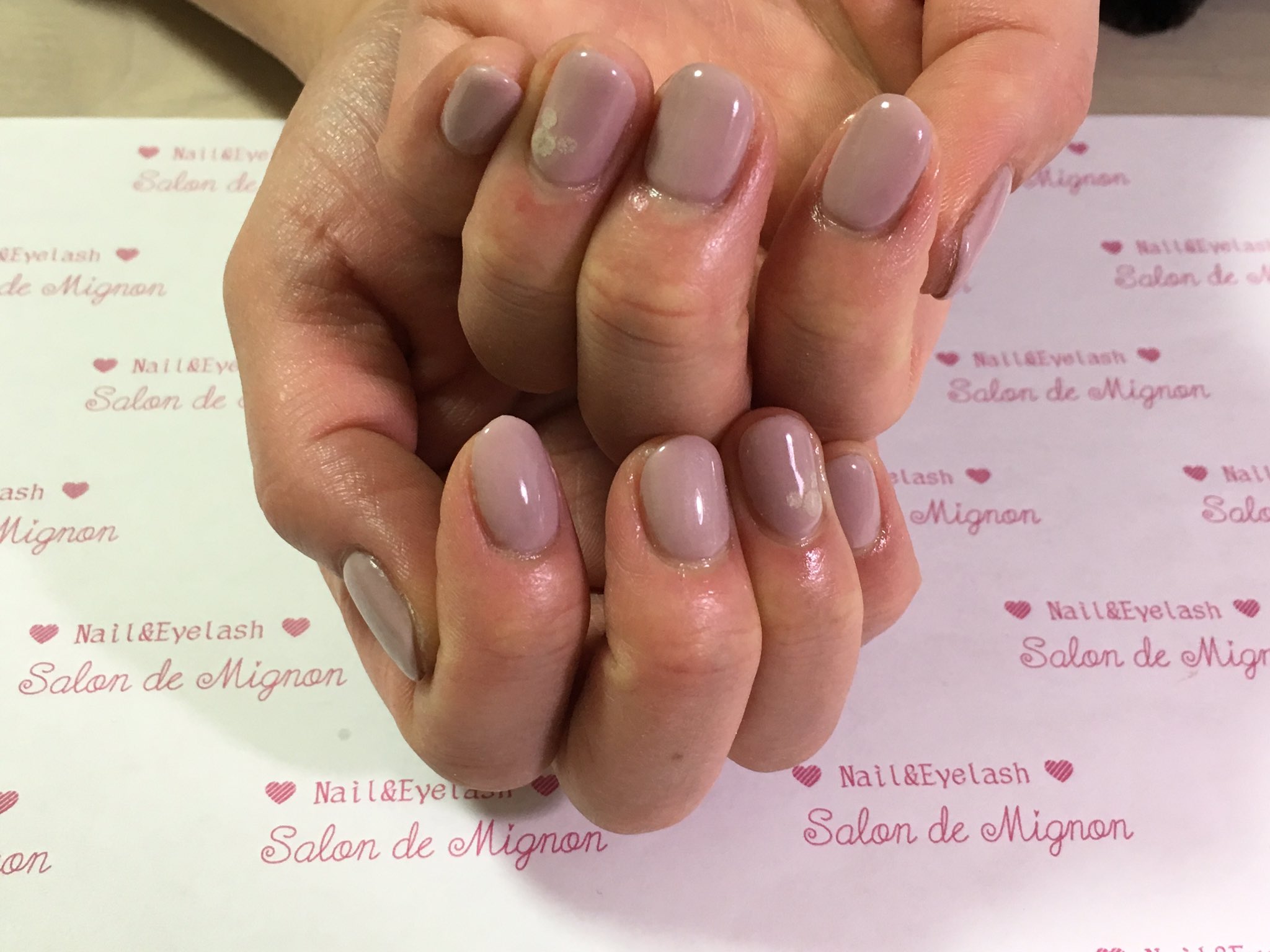 Salon De Mignonサロンドミニョン 暗闇で光る蓄光ホログラムで隠れミッキーを入れました これなら お仕事上 シンプルなネイルしか出来ない方も楽しめそうですね シンプルワンカラー グレージュ 蓄光ネイル 光るネイル 隠れミッキー