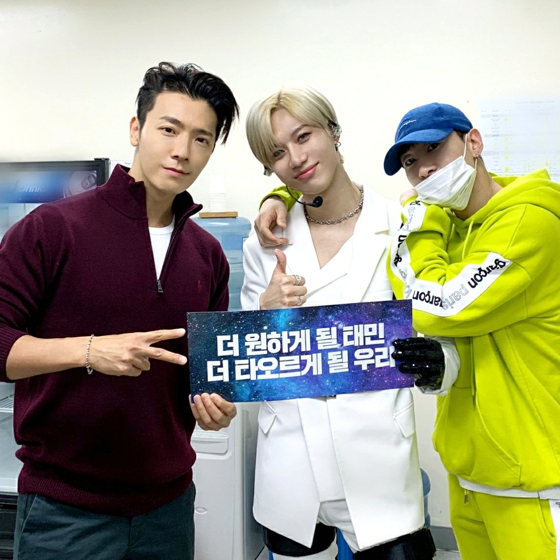 [📸 #DONGHAE #TAEMIN #EUNHYUK]
'#TAEMIN_2nd_CONCERT_T1001101' 두 번째 날엔
슈퍼주니어 #동해 와 #은혁 이 #태민 을 응원하기 위해 대기실 깜짝 방문🤩

#SMTOWN 여러분~ '#T1001101' 내일 오후 🕓. 태민 많이 사랑해 주시고 응원해 주세요. 🙏🏻😘😉

#샤이니 #SHINee #SuperJuniorDnE #SUPERJUNIOR