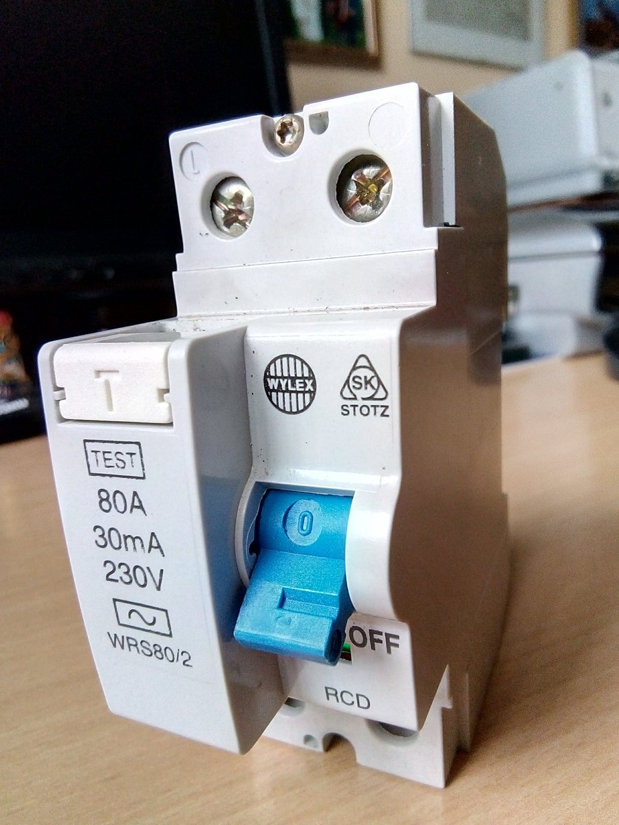 RatherBeCyclin's tweet image. #ResidualCurrentDevice ( #RCD ). At 30mA rating these protect us from electric shock from faulty sockets, shower etc. Safety critical. Looks OK? It isn&apos;t. It&apos;s over 20 yrs old &amp;amp; had failed. Only way to tell (ex  failed appliance!) is to test regularly. Checked yours lately?