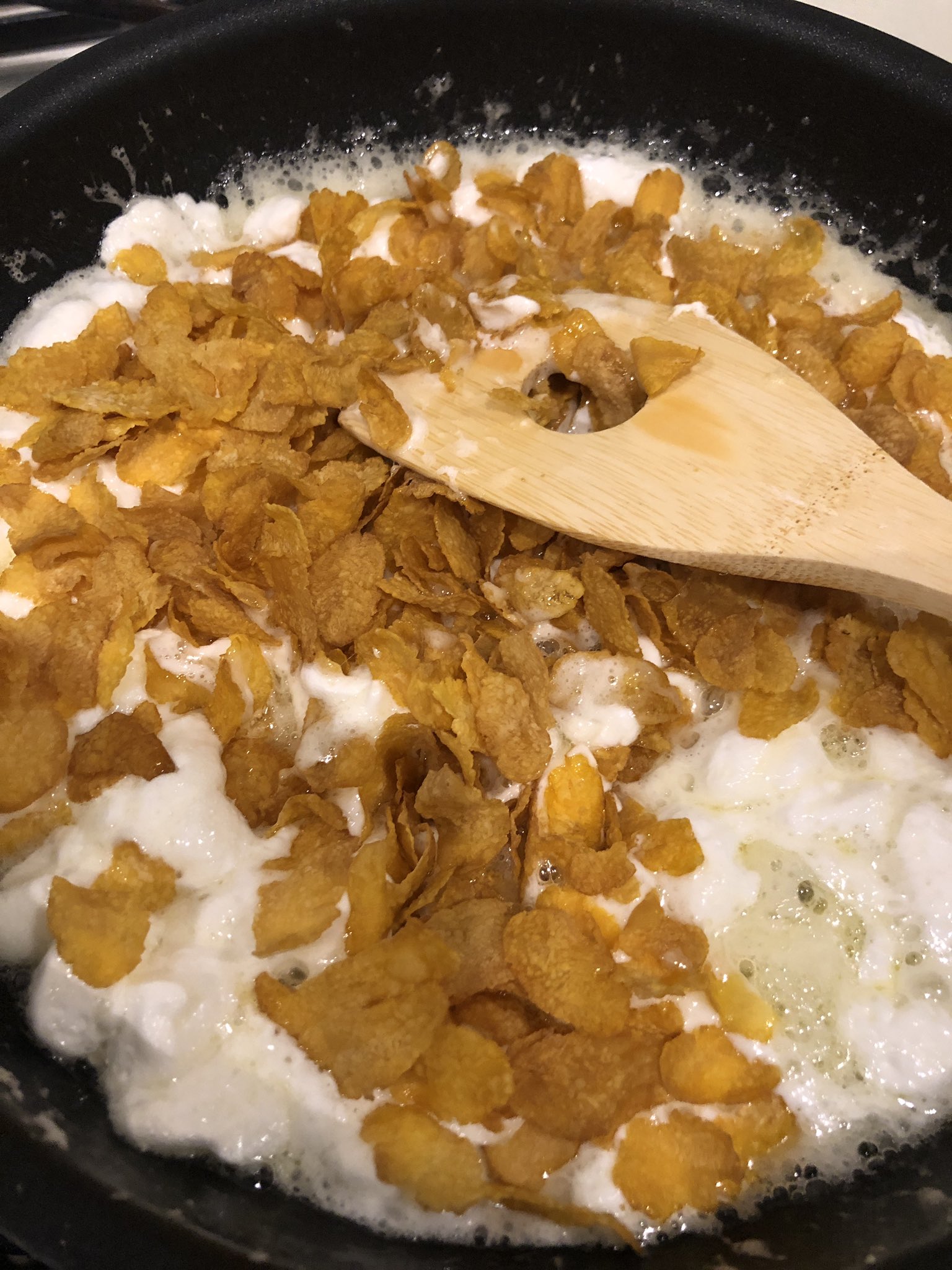 るうこ On Twitter バターとマシュマロをあたためて そこに無糖のコーンフレークをいれて 固めたら最高な食べ物ができる Https T Co 3wimagxcw4 Twitter