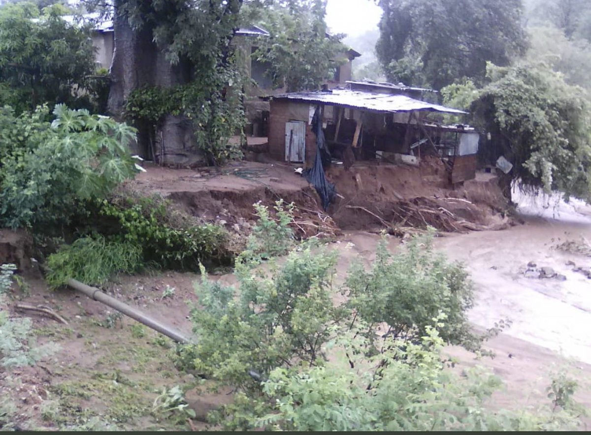 ZtaUpdates's tweet image. The Mystic of the #EasternHighlands has been hit hard by Cyclone Idai, our hearts are with everyone located in our precious gem #Chimanimani.
#ZimTourism