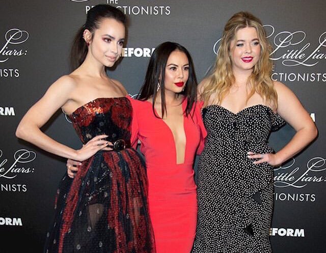 PerfectionistsF's tweet photo. Le cast à l’avant première de #PLLThePerfecionists hier 😻😻😻😻 https://t.co/zAKOs8PBbI