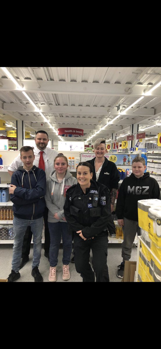 tvp_mk's tweet photo. MK neighbourhood team and MK police cadets conducted a test purchase operation for knives. 10 stores visited passed, only 2 failed by selling knives to under 18’s. Very positive feedback from the public in regards to this. #OpSceptre #MKPolicecadets #P580 https://t.co/VL66MvlwZ0