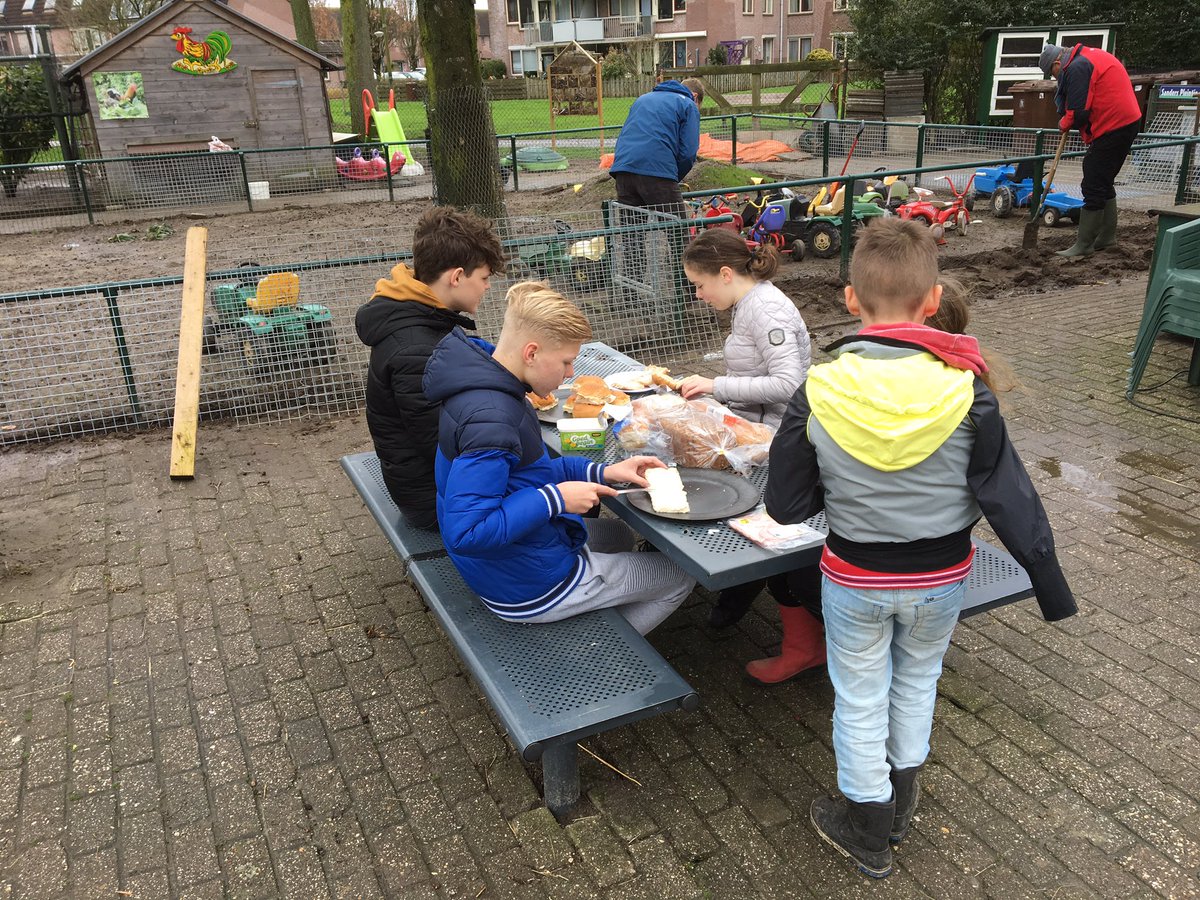 Op voorhand leek het een vervelende regendag te worden. Gelukkig was het droog. Tijdens @nldoet veel opgeruimd, schoongemaakt en geklust. Hekwerk van de konijnenweide is zo goed als klaar. Super!