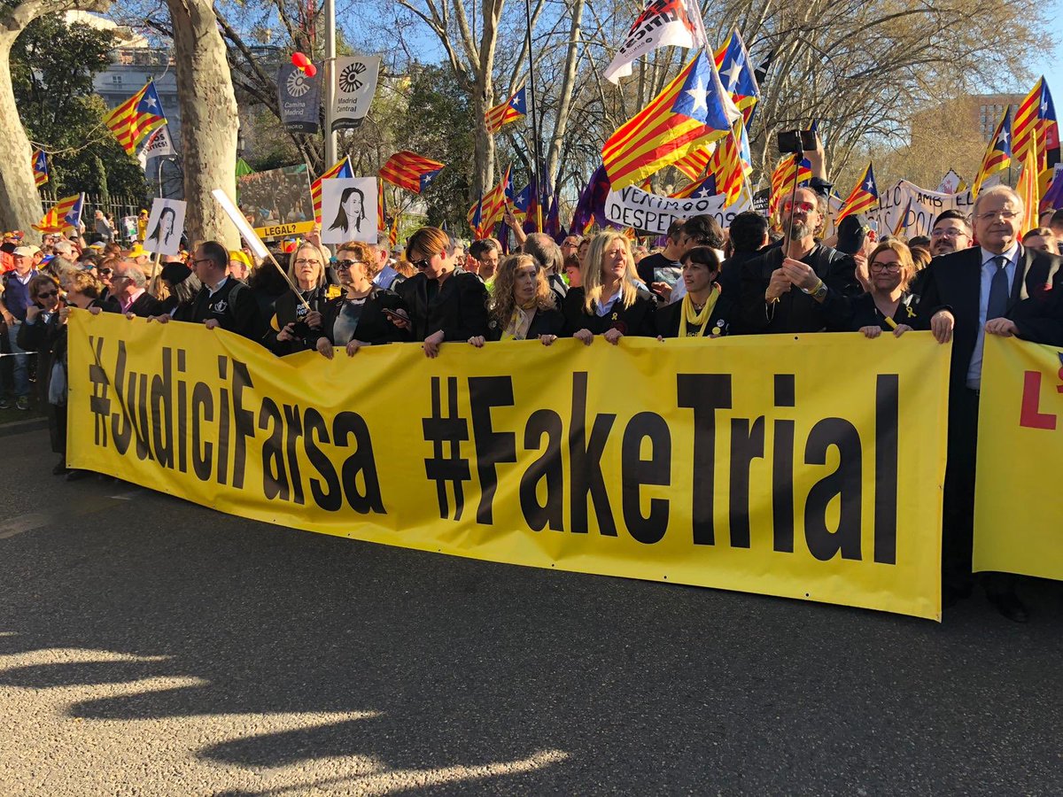 AdvoCATsPerCAT's tweet photo. Probablement és la primera vegada q a #Madrid veuen advocats togats manifestar-se  #OmplimMadrid16M https://t.co/S9ta9VyG9K