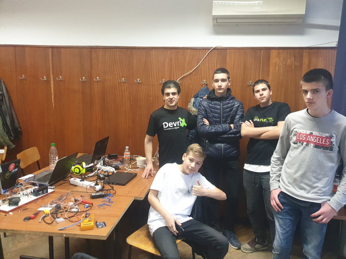 DianTankov's tweet image. Building a robot hand here. 😮

#HackTUES365 @wpdevrix #TeamDevriX