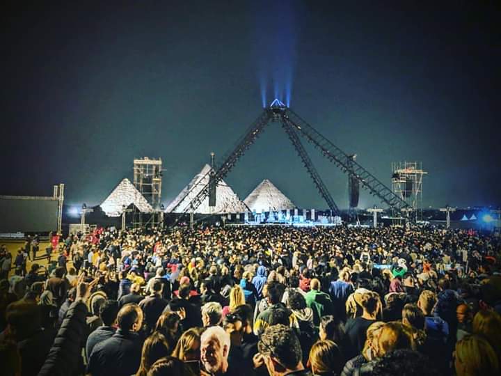 etc præmedicinering Sportsmand Ministry of Tourism and Antiquities on Twitter: "Red Hot Chili Peppers held  a fantastic concert at the renowned Giza Plateau. Live streaming the  performance online We are thrilled to welcome Red Hot