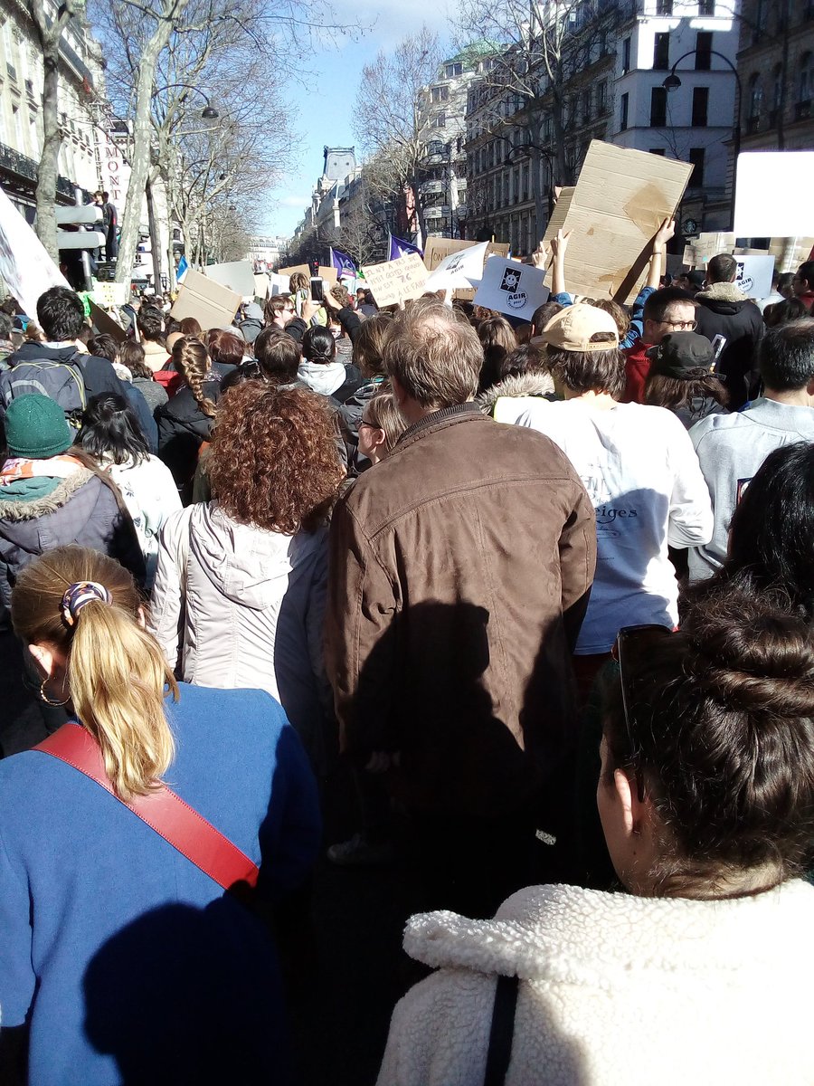 SOL_association's tweet photo. Nous sommes 107 000 dans les rues de #Paris, à marcher pour le #climat! 😮🙂 #MarcheduSiecle #16mars #transition #nature #affairedusiecle https://t.co/iZ65Ww1JUX