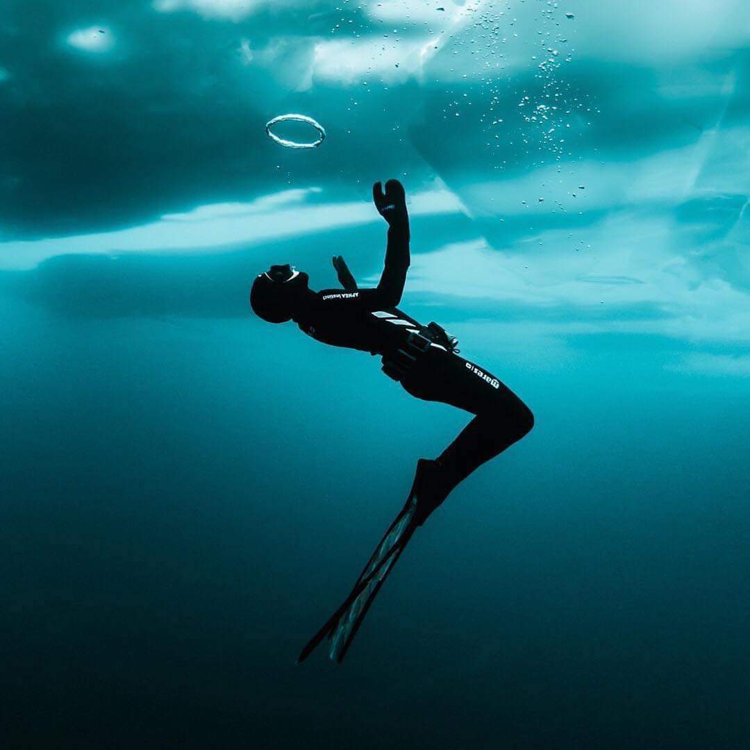 Ice, ice, baby...🥶❄️💦 
 @kimkertz 🧜🏻‍♀️ 
@nickfuist 📸
@Mares_Tweet
#icediving #freediver #apnea #freedive #underwaterphotography #uwphoto #Canada #moodoftheday #keepcalm #underwater #apneaaddicts #mares70years #photooftheday #sealovers #scubadivingequipment #oceanlover