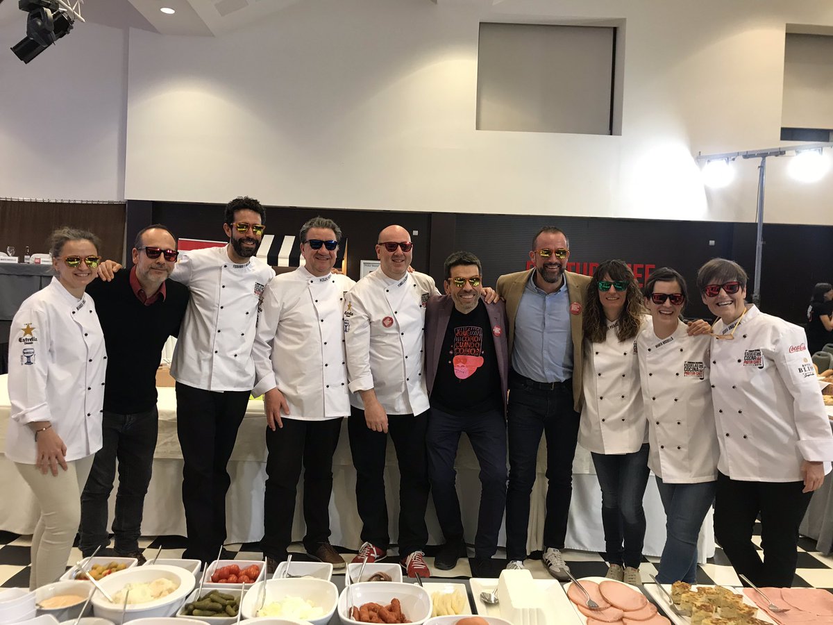 jluismateo10's tweet photo. Lujazo lucir estas @dogleg_co con semejantes profesionales.Un honor posar junto a Marga Coll(@MiceliRest) @davidjnadal @ArellanoFernan (@ZarandaRest)@KoldoRoyo @TomeuCaldentey @catipieras (@DaicaRestaurant)Marta Rosselló(@restSaldeCoco) @tonitarra @silvia_anglada (@TastSilvia) https://t.co/tUiI4xY2Kk