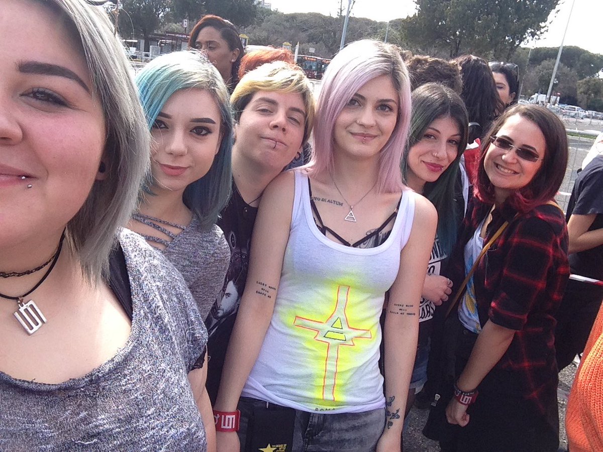 PuffKurtscat's tweet photo. One year ago. 
Best Day of my life with my #Echelon  and between your arms @30SECONDSTOMARS 
Thank you for the dreams, the strenght and the family 💛
@adventure #AdventureVIP #MarsInRome @ShannonLeto @JaredLeto https://t.co/6hQEpHWAOY