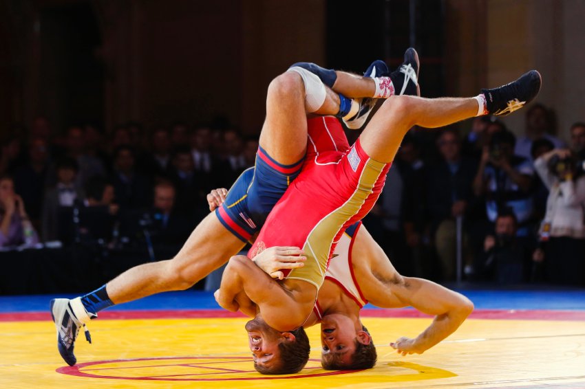 Греко римская борьба. Греко римская борьба. Греко римская борьба. Что такое спортивная борьба. Бросок прогибом греко римская.