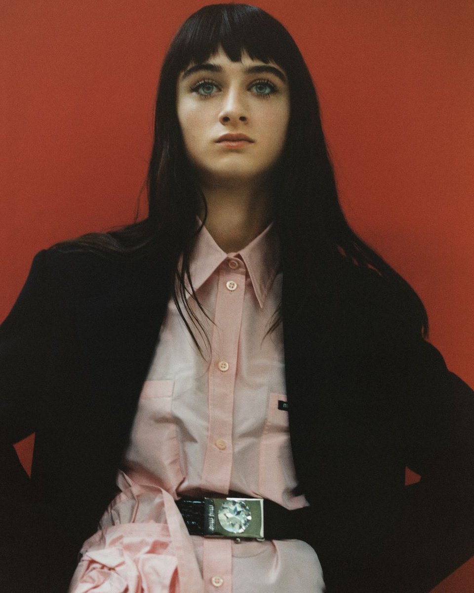 miumiu_japan's tweet photo. 女優 #RaffeyCassidy が着こなす #ミュウミュウ 。詳しくは公式サイトで。
https://t.co/ufutd437rn
@Dazed #InfiniteIdentities
Photo #LauraJaneCoulson
Style @EFRASERBELL
#MiuMiuSS19
#MiuMiuEditorials https://t.co/sqzfnAtILq