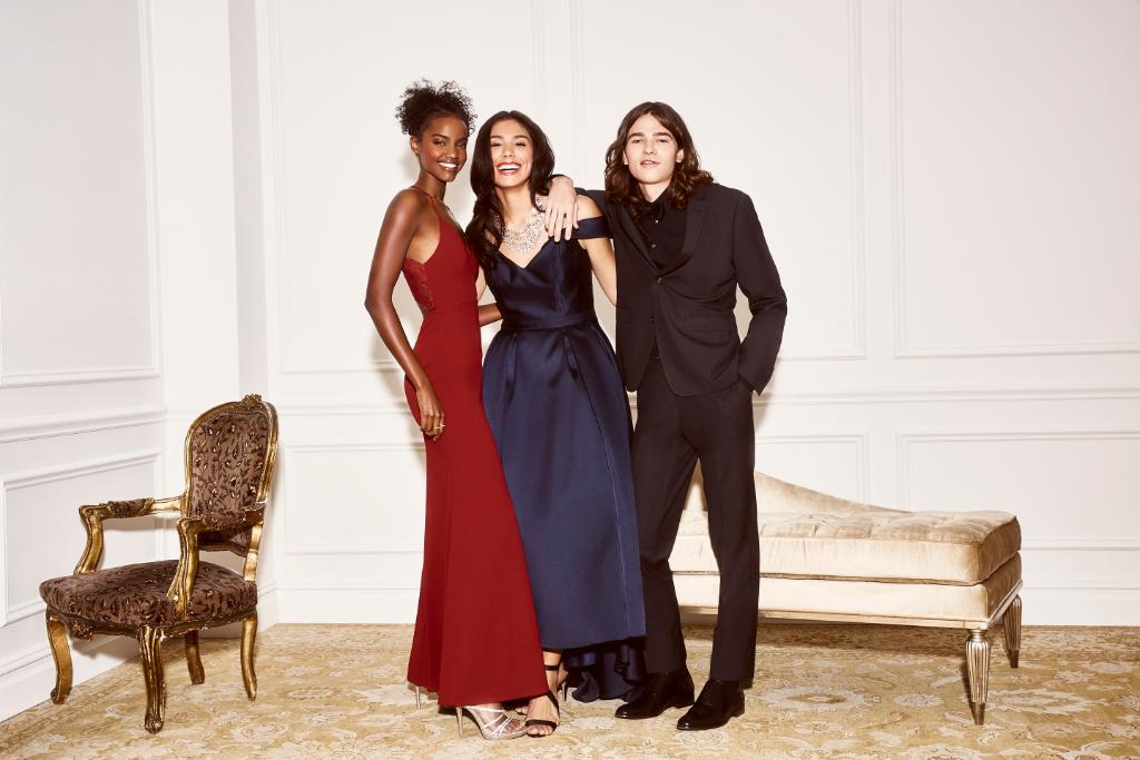 hudsonsbay's tweet image. Join us for our #HBPromSquad events in select stores today + tomorrow! Have some fun while you try on dresses, enjoy glam beauty touch-ups, and more. Plus, take an extra 10% off shoes, handbags and dresses. spr.ly/6017EkyA3
________
#HBStyle #hudsonsbay
