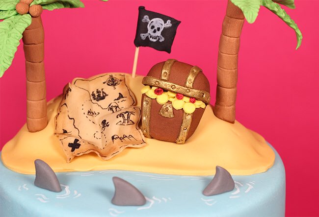ThirzahSlater's tweet photo. (New!) Cake creation! A treasure island/pirate theme for this one! Made with layers of vanilla sponge cake filled with vanilla buttercream & strawberry jam. Such a fun cake to make! π΄ββ οΈ #Basildonbaker #basildoncakedecorator #cakecreation #baker #piratescake #treasureislandcake https://t.co/nj4S0nNE7e