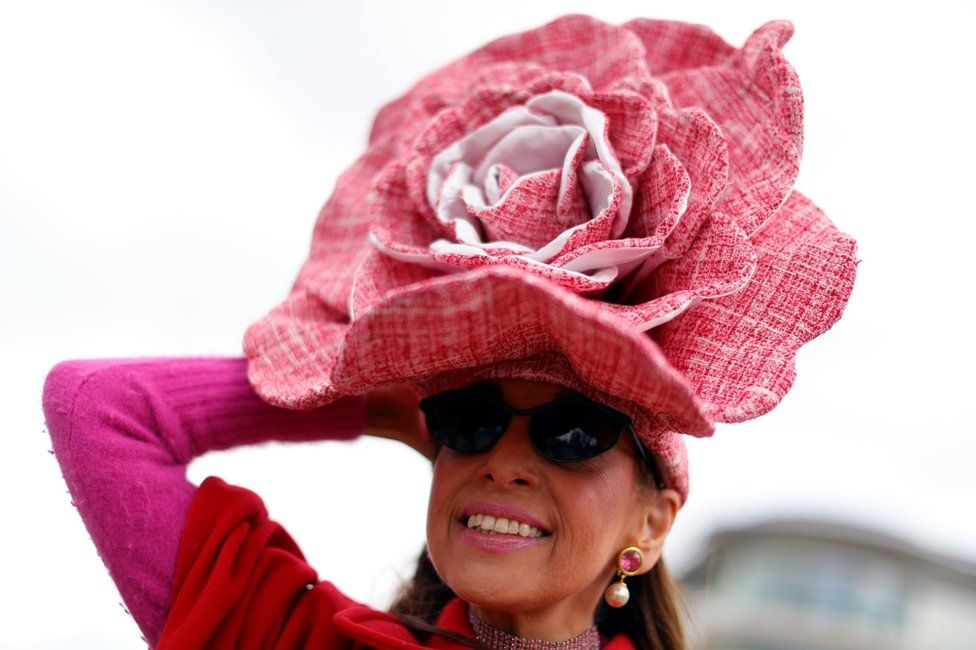 fashionfabuk's tweet photo. Great being on BBC News Online at Cheltenham Festival Ladies Day! Photo Credit: PA #Racing #fashion #fabulous @theEnglishSeason #CheltenhamFestival2019 #CheltenhamRaces #MagnersUK #LadiesDay #TracyRose #Hats https://t.co/iWOMm8OVIa https://t.co/eaJ4Kz3Eud