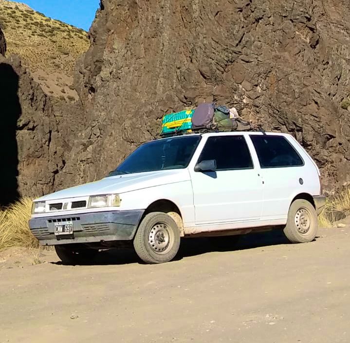 Por favor contactos ! Este auto, Fiat Uno patente CMW  697, fue robado anoche en #Plottier, estaba estacionado frente a la comisaria. Compartan es del amigo y colega Darío Hernández mil gracias! Pd: tiene otras llantas ahora.