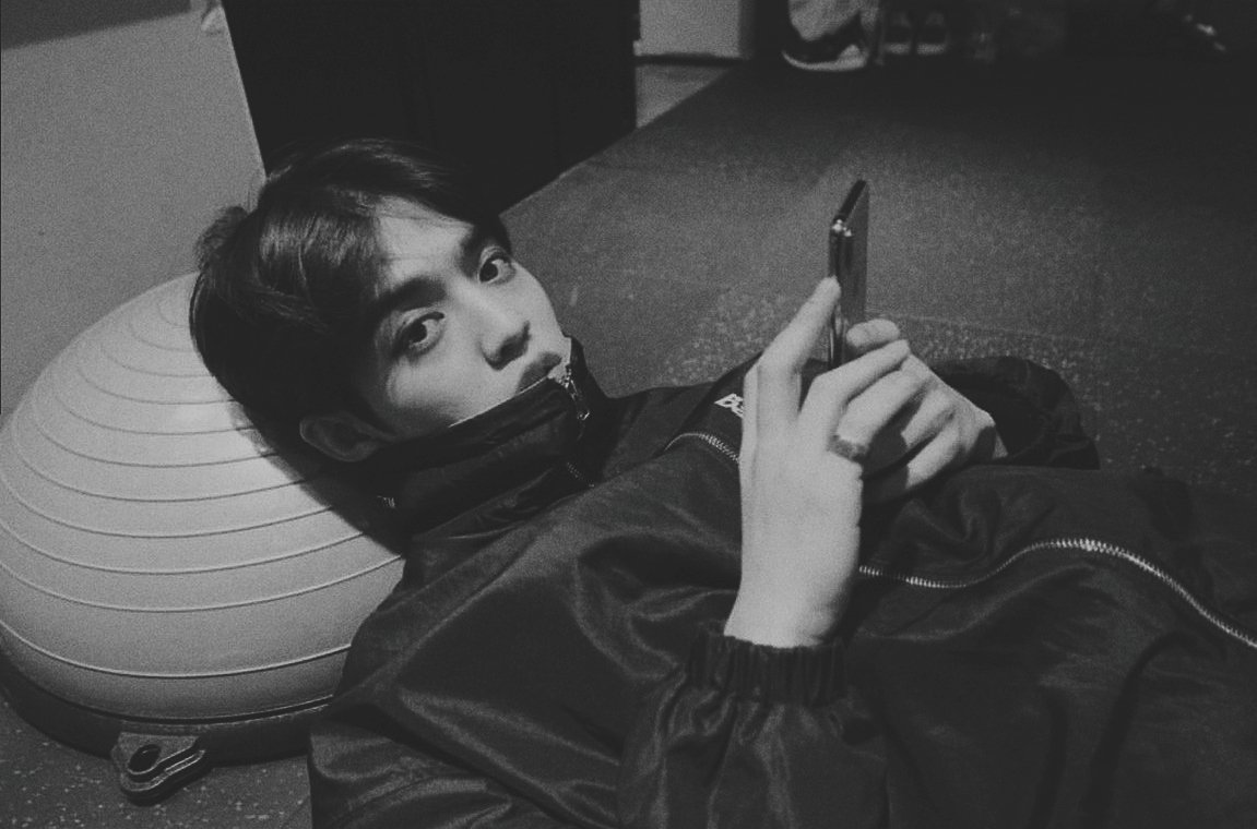 junakeyshii's tweet photo. Make it worth it, make it worth. 🖤

@pledis_17
#CaratSelcaDay
#SEVENTEEN https://t.co/oSGmAgTpWB