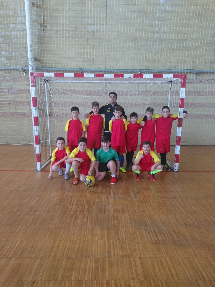 El último en jugar, con un gran ambiente, fue el Alevín, que dirigidos por <a href="/angelrufernan/">angel ruiz fernandez</a>, realizaron un partidazo y vencieron por 6-2 a Valdepeñas en Octavos de Final de la Fase Final de Ciudad Real (Goles: Gonzalo 2, José Eugenio 1, Ángel Ruiz 1, Camilo 1 y Javier 1).