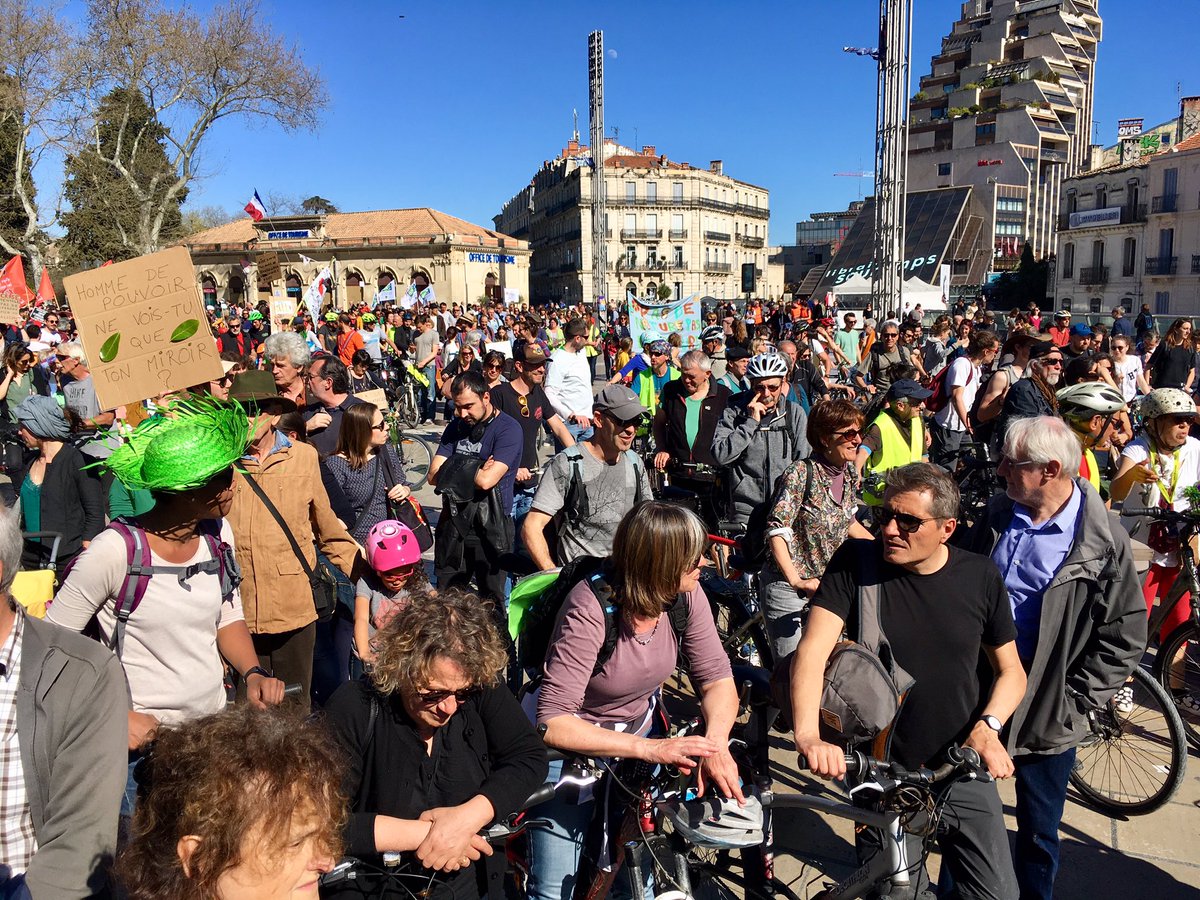 Énorme #MarchePourClimat à #Montpellier !!! Le cortège n’a pas encore quitté l’Espla, alors que la tête est déjà à la gare St-Roch !!! #UrgenceClimat #justiceclimatique