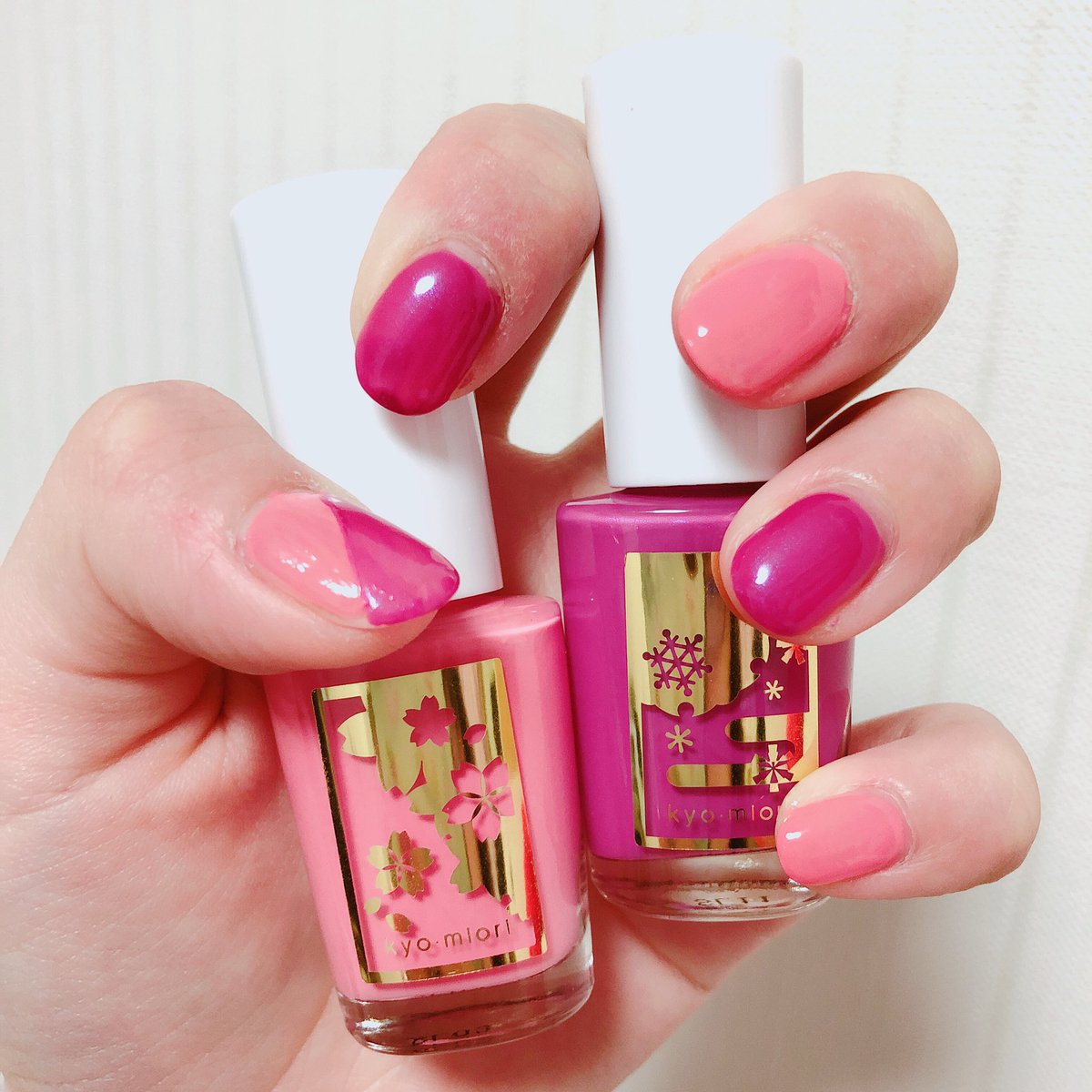 ট ইট র しらは 四季彩まといネイル うすごろも 小指だけ他のマニキュア 妹が結婚式のお呼ばれしてマニキュア貸してって言われたから色見本で塗ったついでに自分のもネイルした 四季彩まといネイルがにおいしないから 普通のマニキュア久しぶりに開け